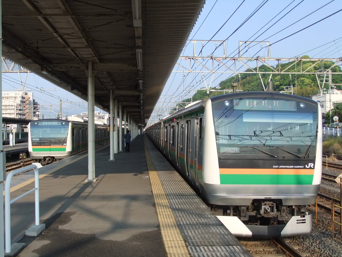 今となっては何の変哲もない光景ですが、東海道線のE233系はこの2本
