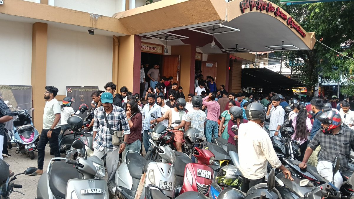 mfwaikerala's tweet image. #Patriot #Day1 4:30pm show rush at calicut apsara