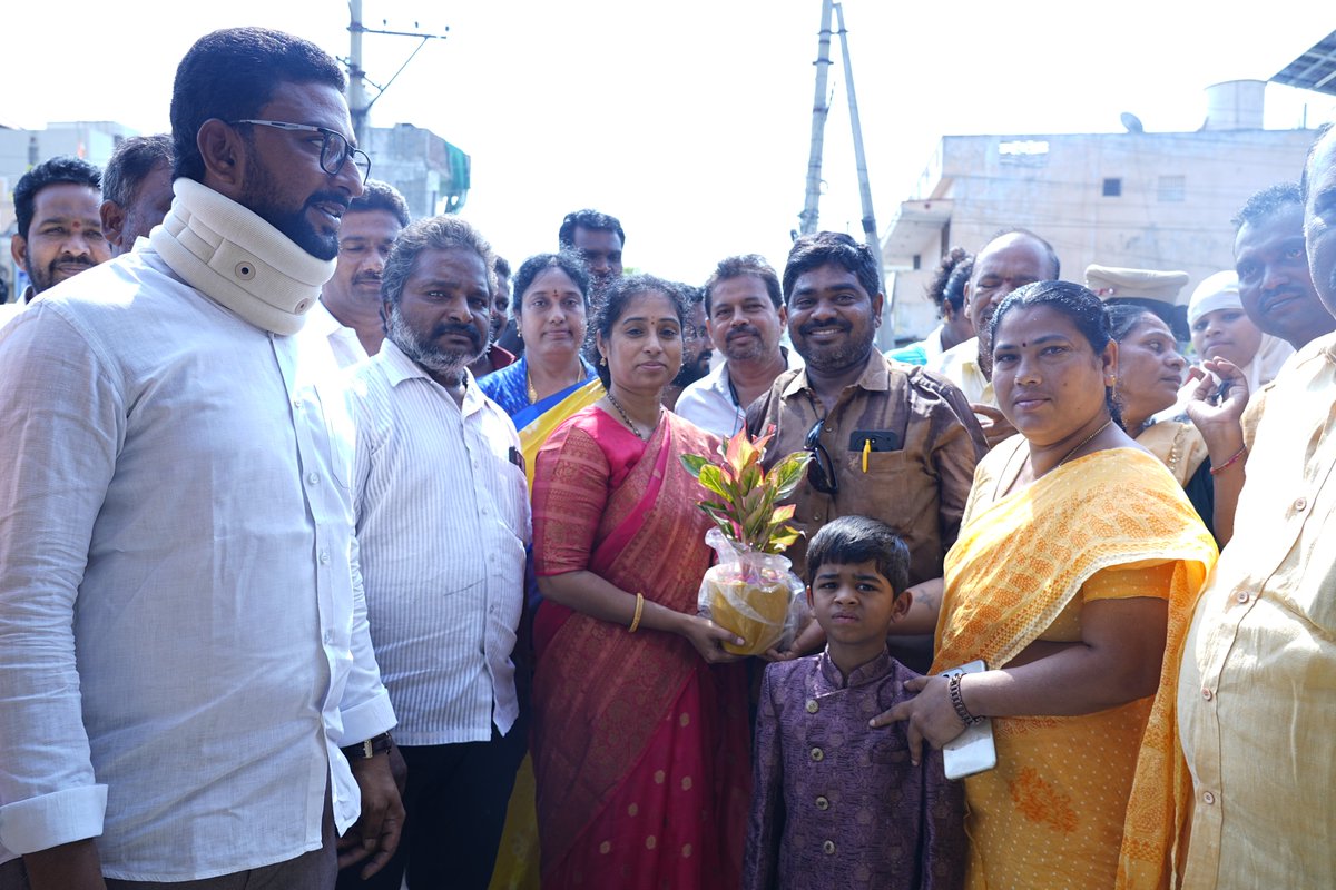 galla_madhavi's tweet photo. గుంటూరు పశ్చిమ నియోజకవర్గం 21వ డివిజన్ మణి హోటల్ సెంటర్ వద్ద ఏర్పాటు చేసిన చలివేంద్రాన్ని ప్రారంభించిన గుంటూరు పశ్చిమ నియోజకవర్గ ఎమ్మెల్యే & టీడీపీ పొలిట్ బ్యూరో సభ్యులు శ్రీమతి గళ్ళా మాధవి గారు
#GallaMadhavi #GunturWest #GunturWestMLA #Chalivendram #SummerRelief #BJP #NDA #TDPPB #PeopleFirst #Leadership #ServiceToPeople #CBN #NaraLokesh #tdp #naralokesh #janasena #bjp #cbn #pawankalyan