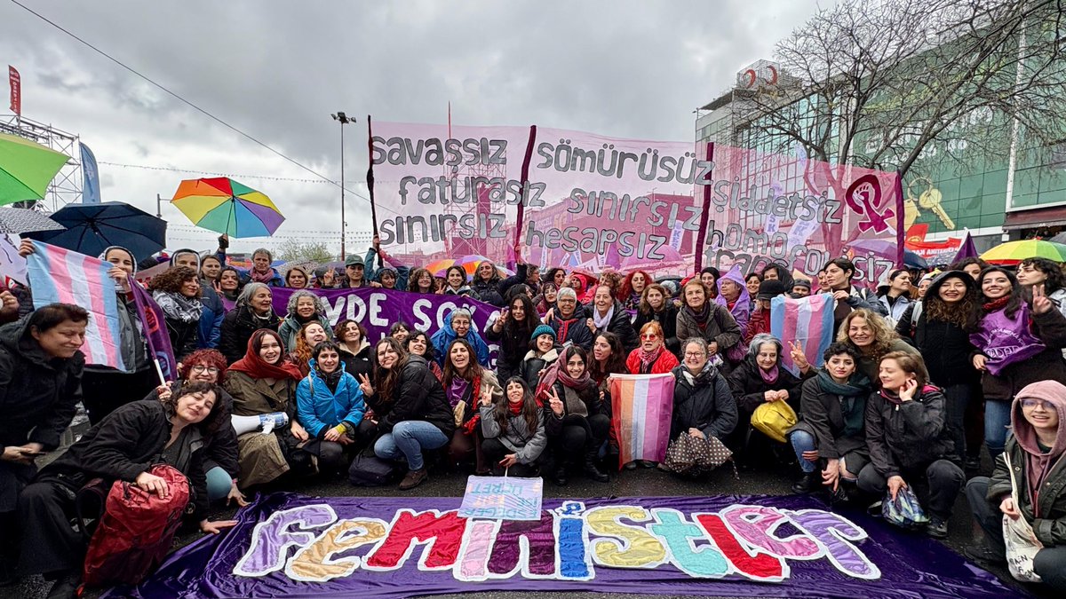 aralikfeminist's tweet photo. Yaşasın 1 Mayıs!
Yaşasın feminist mücadelemiz! https://t.co/PyWD977srX