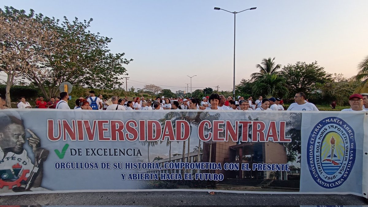 UCLVCU's tweet photo. 🇨🇺✊️ Hoy, vestida de blanco por la paz, la universidad se une al pueblo en la gran fiesta de los trabajadores, defendiendo la Patria y sembrando futuro.

#LaPatriaSeDefiende #UCLV https://t.co/Q4bMQVqTwo