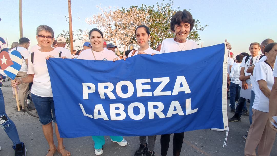 UCLVCU's tweet photo. 🇨🇺✊️ Hoy, vestida de blanco por la paz, la universidad se une al pueblo en la gran fiesta de los trabajadores, defendiendo la Patria y sembrando futuro.

#LaPatriaSeDefiende #UCLV https://t.co/Q4bMQVqTwo
