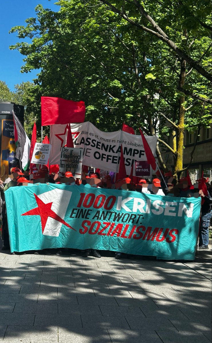 redact0711's tweet photo. Die Demo stellt sich auf!  
Gleich geht’s los 🚩

#s0105 https://t.co/ufP2S72QrU