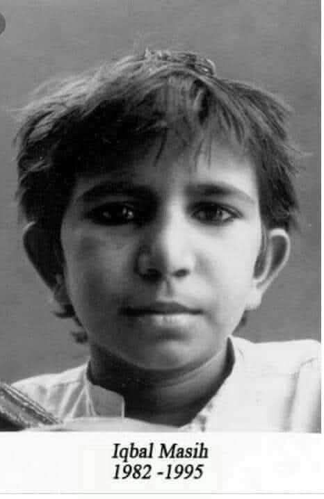 Direniş ve uyanışın simgesi Iqbal Masih'i tanıyalım:
Dünyanın en küçük işçi lideri,
verdiği mücadele dünya çapında ses getirince, 1995 yılında 12 yaşında bir suikastle katledildi.
Pakistan’ın en yoksul bölgelerinden birisi olan Mudrike’de doğdu.
4 yaşına geldiğinde ise tüm