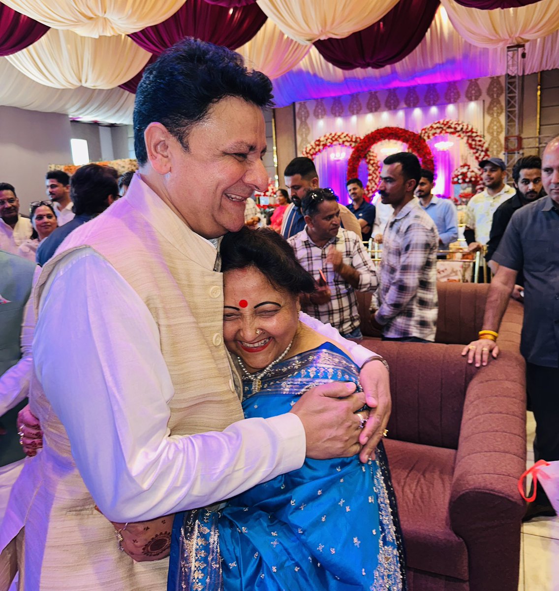 sudhirhp's tweet photo. पूर्व मंत्री श्रीमती सरवीण चौधरी जी के सुपुत्र के विवाह समारोह में शामिल होकर वर-वधू को आशीर्वाद देने का सौभाग्य प्राप्त हुआ।

नवदंपति के सुखद, समृद्ध एवं मंगलमय वैवाहिक जीवन की हार्दिक शुभकामनाएं। https://t.co/ytxRxddxLK