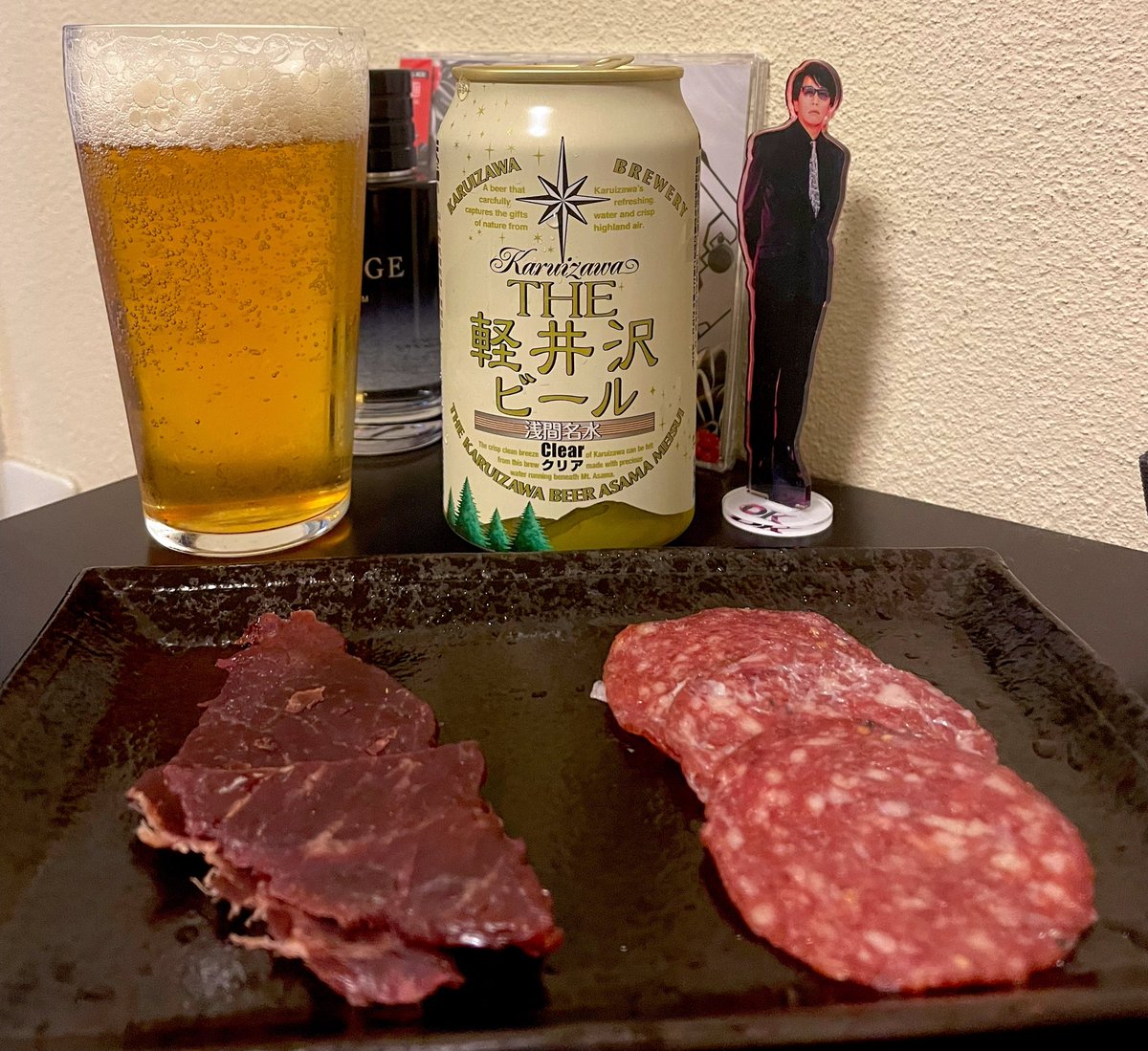 この前は誕生日にカミトさんから頂いた
おつまみと軽井沢ビールのギフトでやった。

クラフトビール然とした濃い目の味の中に
心なしかベリーっぽい香りが立っていて楽しかった。
ご馳走様でした！

ちなみに某ギタリストも同じギフト送ってくれたのでまだまだやれる、人生楽勝です。笑