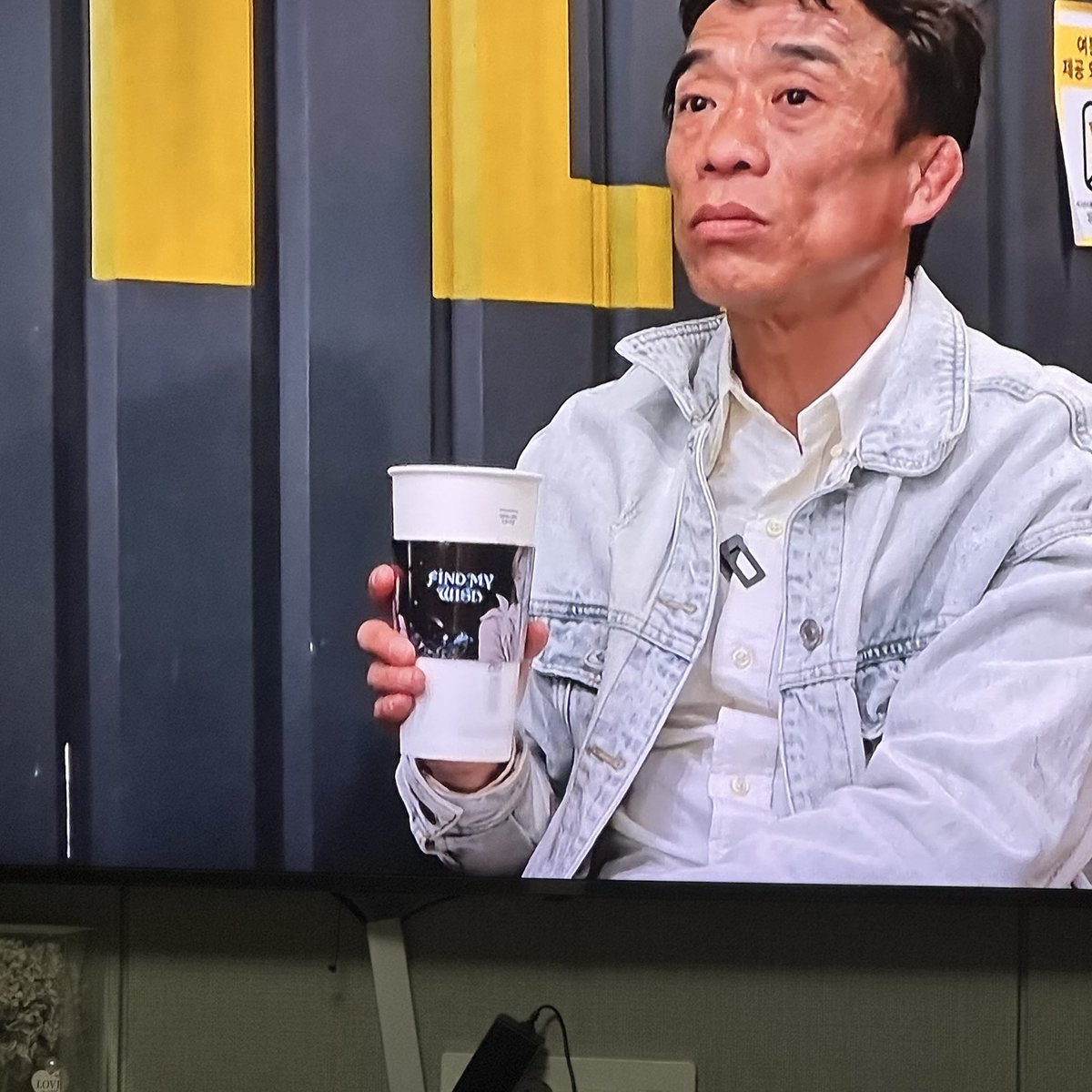 나도 없는 유우시 홀더를,,,,, 우연히 거실 나왔다가 티비에서 볼 줄이야  갖고 싶다 ,,,, 🤦‍♀️