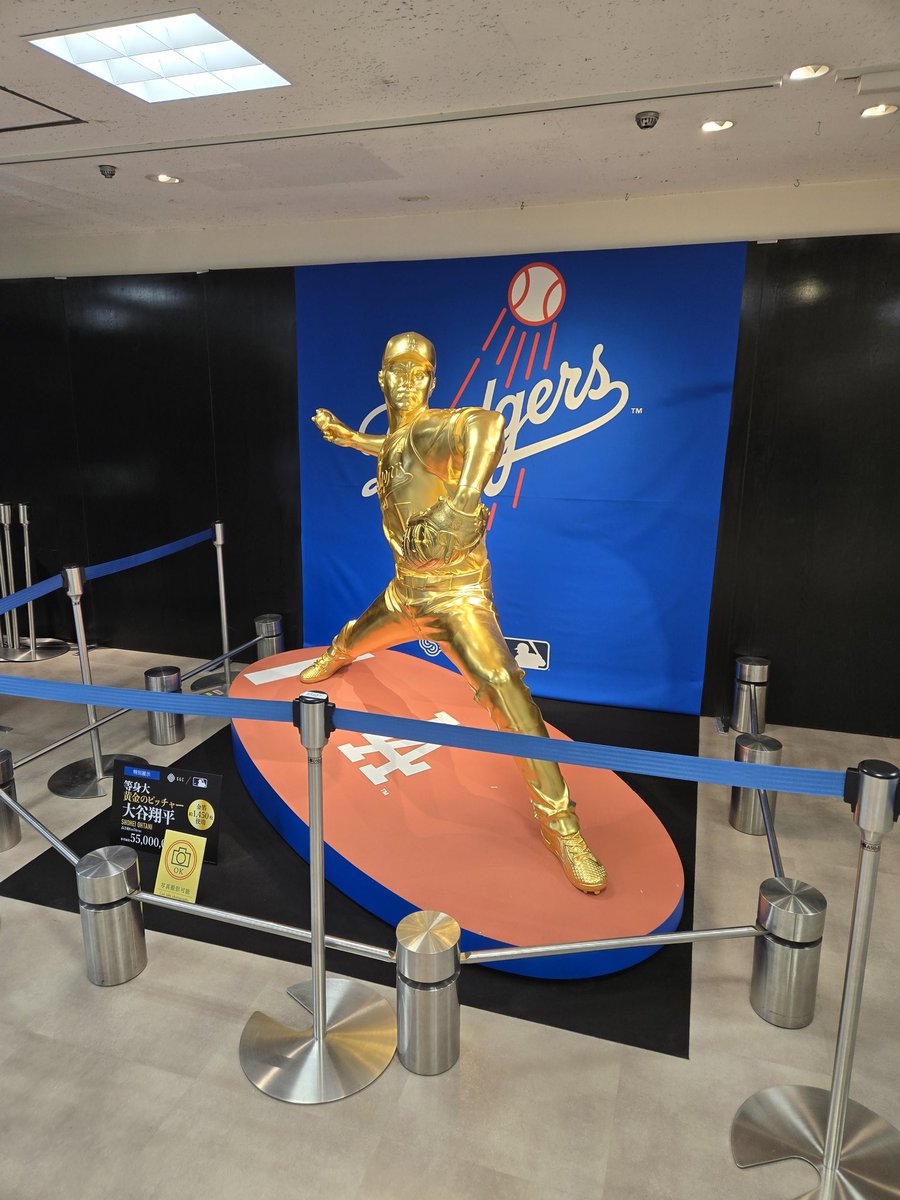 621019Takuya's tweet photo. 今期も三越の大黄金展に行き、大谷翔平のピッチャーバージョンを見た⚾️どの角度から見てもスケールがすごいしかなり魅力を感じた👀
#札幌三越
#大黄金展
#大谷翔平 https://t.co/TfMxQTxT33