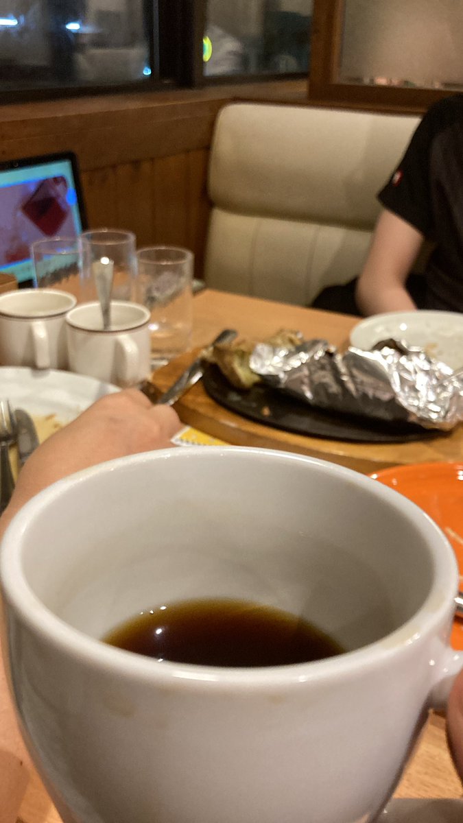 minapon0136's tweet image. 地獄や🤣

夜ピのつもりが次男と卓球→からのココス。

15時半に食べ終えた俺の前で、家族が包み焼きハンバーグを頬張る拷問タイム開始。

コーヒー片手に匂いだけお腹いっぱい吸い込んでやりました！
この空腹を明日のガソリンに変えます。
お疲れ様でした！
#UberEats #16時間断食 #ダイエット記録