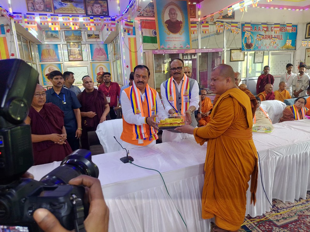 dm_kushinagar's tweet photo. मा0 उप मुख्यमंत्री श्री केशव प्रसाद मौर्य जी एवं मा0 उप मुख्यमंत्री ब्रजेश पाठक जी द्वारा संयुक्त रूप से आज कुशीनगर में 2570वीं बुद्ध पूर्णिमा समारोह में मुख्य अतिथि के रूप में जनपद आगमन पर एयरपोर्ट पर भव्य स्वागत किया गया। कुशीनगर बरमी बौद्ध विहार स्थित भंते ज्ञानेश्वर हाल में आयोजित कार्यक्रम में भगवान बुद्ध के जीवन एवं उनके उपदेशों को स्मरण करते हुए उन्होंने शांति, सद्भाव एवं करुणा के संदेश को जन-जन तक पहुंचाने का आह्वान किया।
इस अवसर पर जनप्रतिनिधिगण एवं प्रशासनिक अधिकारियों की उपस्थिति में भगवान बुद्ध की प्रतिमा पर पुष्प अर्पित कर श्रद्धांजलि दी गई तथा जनपद के समग्र विकास के प्रति प्रतिबद्धता दोहराई गई।