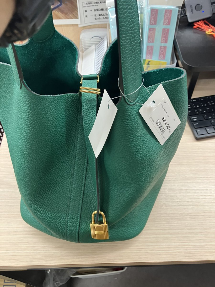 MyEcoring's tweet photo. エルメスピコタンロック、こちらのポストを見せていただけたらなんとついてる値段より20%OFF！！

在庫は四点のみ

#マイエコリング立川店 
#エルメス
#ピコタンロック
#セール https://t.co/niBHblpEod