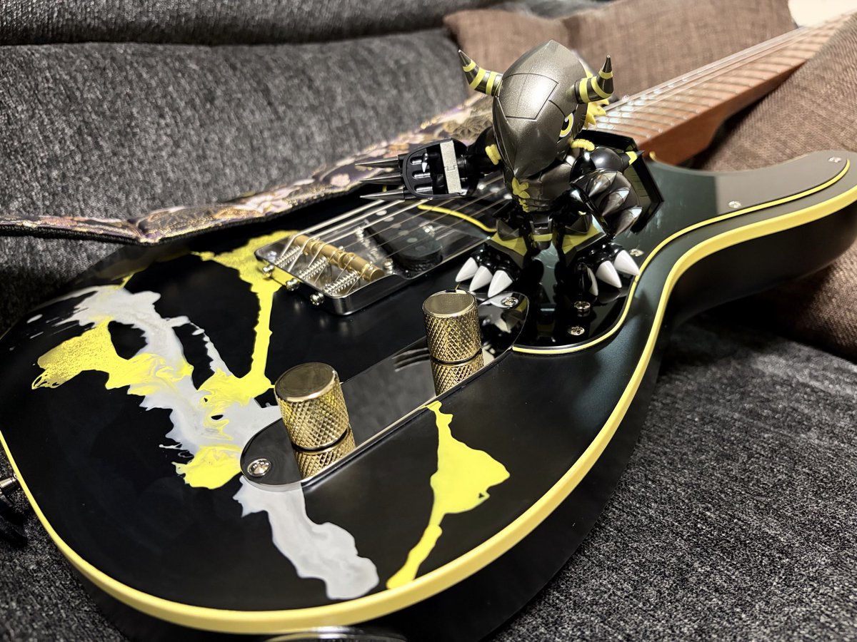 yuki_tamer's tweet photo. 僕の"Buddy"とPLABAKOのブラックウォーグレイモンの2ショット📸
2つの相棒が一枚に！

こう見るとカラーリング完璧じゃない？！
やっぱこのギターすげぇ…。
そしてどっちも格好良い✨

#デジモン #Digimon
#OwlMarkStrings https://t.co/p9wFlJqgUA