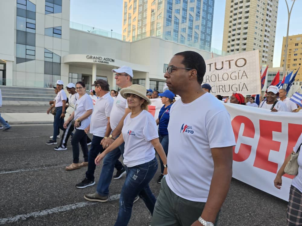 ✊🇨🇺 En primera línea, <a href="/DiazCanelB/">Miguel Díaz-Canel Bermúdez</a> encabeza la multitud en la Tribuna Antimperialista. 

⚕️Hoy, trabajadores de la Salud  y el pueblo se funden en una sola voz: reafirmación revolucionaria, dignidad y lucha.

#LaPatriaSeDefiende #CubaPorLaVida