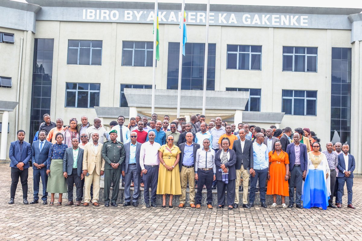 Uyu munsi mu Karere iwacu habereye ibirori byo kwizihiza umunsi mpuzamahanga w'umurimo, hazirikanwa insanganyamatsiko igira iti "Gufatanya mu guteza imbere ubumenyi, kongera ihangwa ry’ imirimo, no guteza imbere ubudahangarwa bw’ubukungu bw’imbere mu gihugu"
