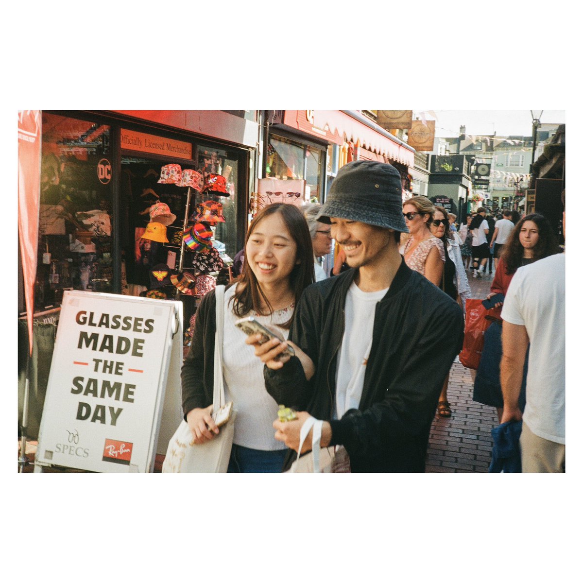 nickdemarco_'s tweet image. Brighton street life 
Camera No. 15. in my Compact 35mm Project, the super sweet Fuji DL 500-W
Kodak Gold, July 2024.

From Part 3 of my compact review: x.com/nickdemarco_/s…

#filmphotography #kodakgold #fuji #compactcamera #brighton