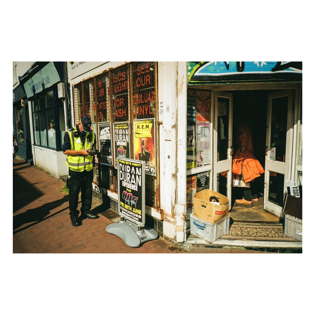 nickdemarco_'s tweet image. Brighton street life 
Camera No. 15. in my Compact 35mm Project, the super sweet Fuji DL 500-W
Kodak Gold, July 2024.

From Part 3 of my compact review: x.com/nickdemarco_/s…

#filmphotography #kodakgold #fuji #compactcamera #brighton