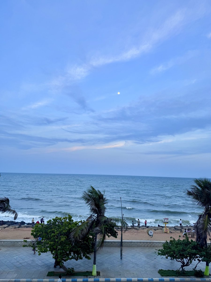 vgsoma's tweet photo. Nature’s way: 
The sun, moon, beach, waves, rocks, sand, trees, birds, 
Has its rhythm, its pace, its music, its colors, its timeless..l
At times gentle and other times bustling with its energy 
It’s Full Moon today, 

Nature shows us the way if only we listen and care ! https://t.co/owELulBoo3
