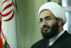 حجت الاسلام حاج علی اکبری 
نمازجمعه امروز : 
هرصدایی که به اختلاف بلندشود، هرقلمی که بهاختلاف حرکت کند چه نمازشب بخواندچه نخواند فرقی نمی‌کند هرکسی دراین صفوف متحدو یکپارچه اخلال کند، حاشیه بزندحرف‌های حاشیه‌ای به میدان بیاورداین درحقیقت،شده است عامل شیطان،چه خودش بداند چه نداند.