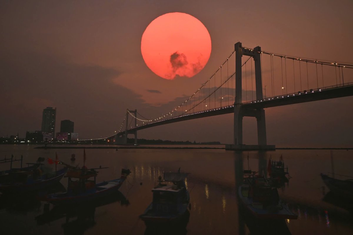 travistuan's tweet image. Chúc mọi người có kì nghỉ lễ an lành! Giờ này đã lên bia chưa anh em? 🍻
#sunset #DaNangcity