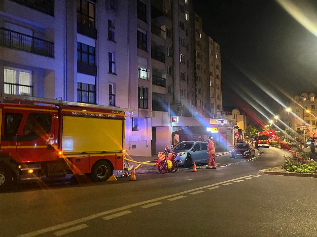 fontenay92's tweet photo. Cette nuit, un départ de feu dans une gaine électrique rue Boucicaut a nécessité l’intervention des secours. Par précaution, des habitants ont été évacués temporairement. Situation maîtrisée. Rétablissement en cours. Merci aux équipes mobilisées https://t.co/4IRq2fv3ia