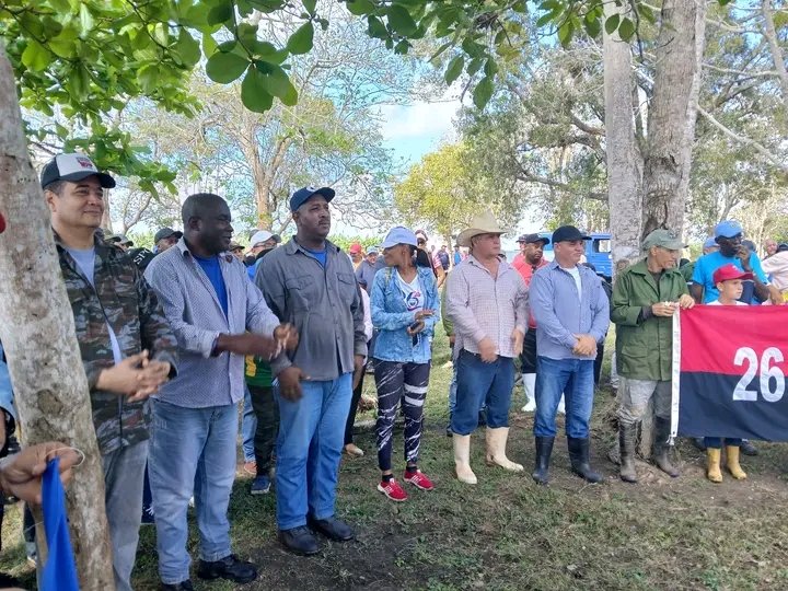 WalterNoris's tweet photo. Participamos hoy en jornada nacional de trabajo voluntario en saludo al 1ro de mayo desde el polo productivo "Las Victorias" en #Camagüey. #LaPatriaSeDefiende también desde el surco, apoyando la producción de alimentos para el pueblo. 
#PorCamagueyTodo 
¡Viva el 1ro de mayo! https://t.co/l5OEPjsgZG