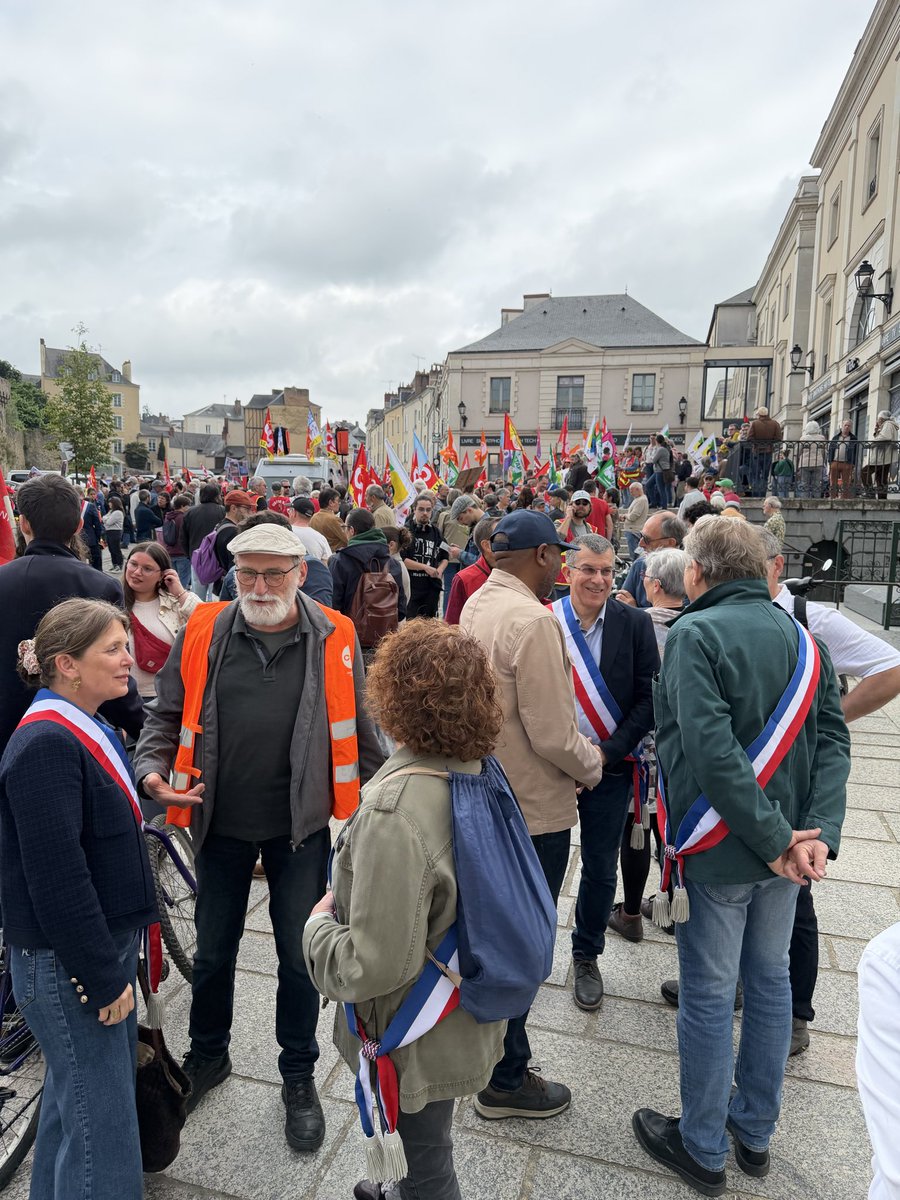 FlorianBercault's tweet photo. Le 1er mai n’est pas qu’une tradition. C’est un symbole vivant de solidarité, d’engagement et de vigilance collective.✊

Mobilisé à Laval avec les élus de la majorité aux côtés des syndicats, partis et citoyens. 

Bonne fête du 1er mai à toutes et à tous ! https://t.co/WawmpqLEjv