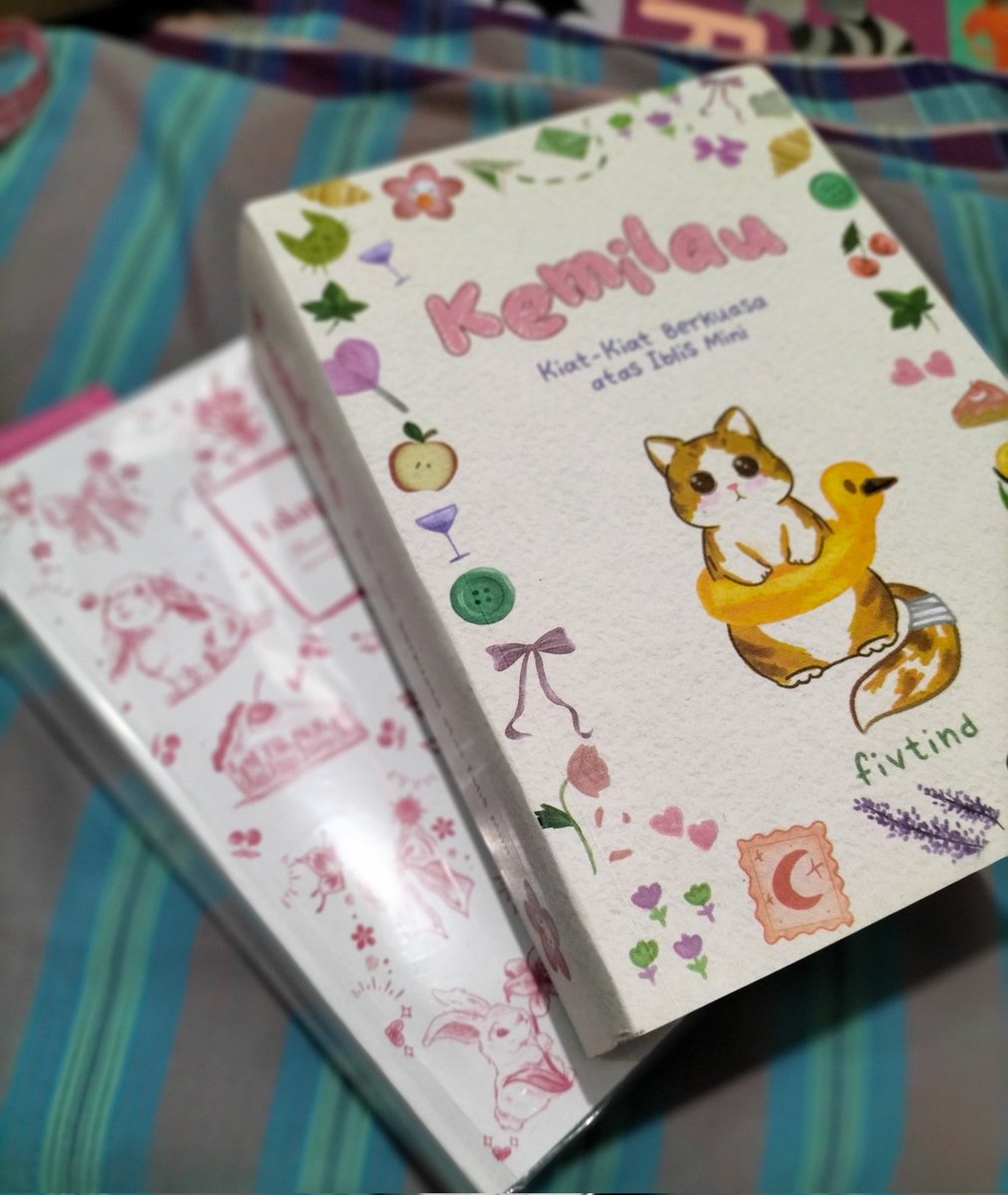 baelusum's tweet photo. Kakaakk 🥰...
Akhirnya, Iblis Mini gondud ku bisa bermain sama Titut similikitut😍. Ada sedikit penyesalan ku, kenapa aku tidak minta  kata" penyemangatmu ditulis di buku nya 😭 . Maaf ya kak @fxxxind , aq lupa request 😭. Padahal itu aku tunggu banget 😭 https://t.co/U9N4jPgUde