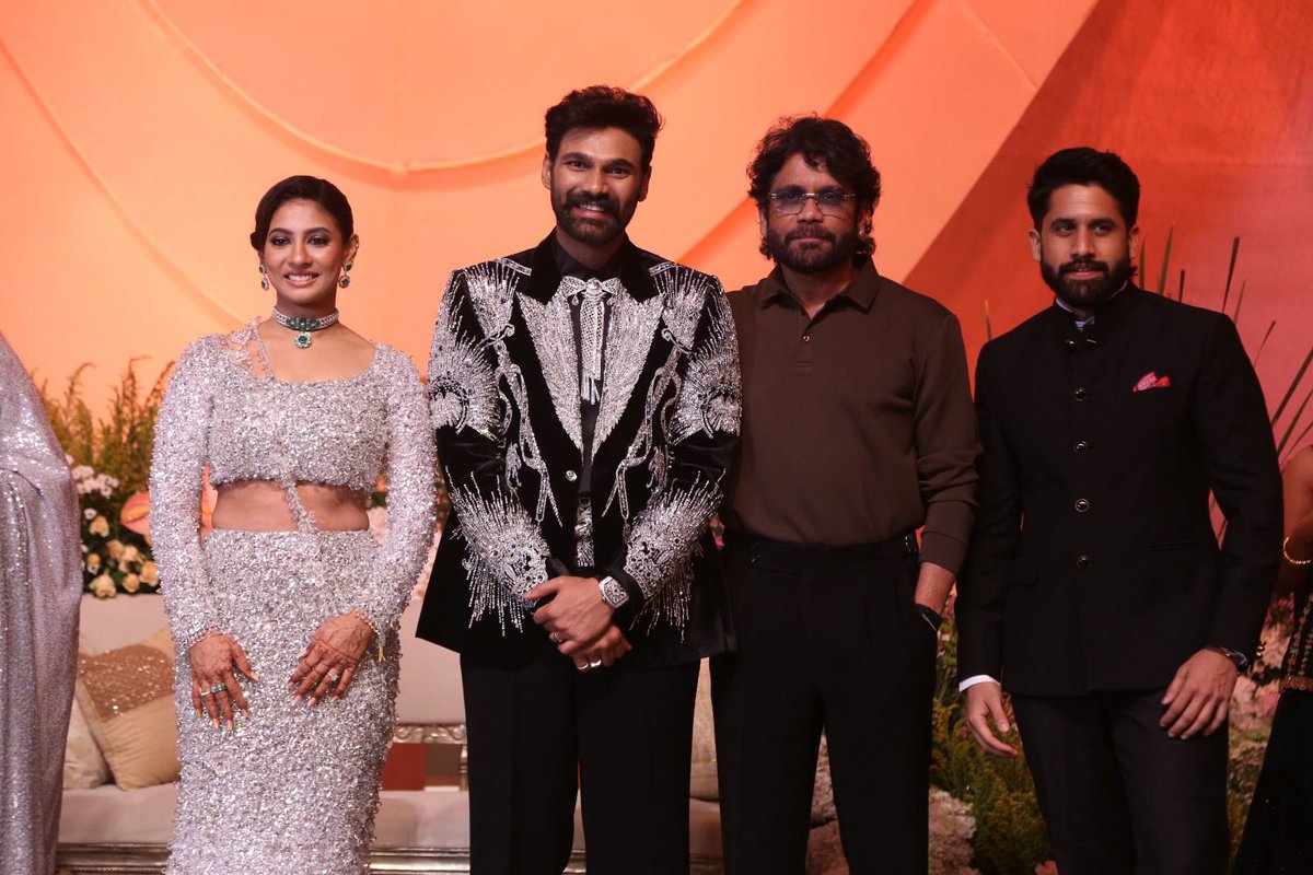 SureshPRO_'s tweet image. King #Nagarjuna &amp;amp; #NagaChaitanya at #SreenivasaKavyanam reception.

#BellamkondaSreenivas #KavyaReddy