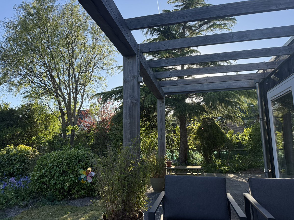 Geniet van een bakkie in mijn 15 minuten stad tuin. Niks mis mee <a href="/j_sperd__rcks/">jesper</a>