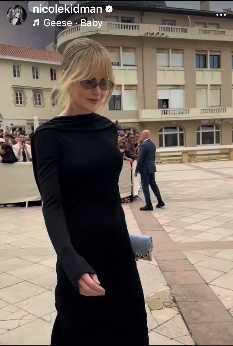 ChiccoseDOC's tweet image. dalla principessa monegasca #CharlotteCasiraghi, nella rilassata mise con camicia stropicciata di stile.. alla già menzionata bionda icona australiana, #NicoleKidman, che ha scelto il lungo, classico, scivolato nero. E poi la collega #TildaSwinton, nel consueto look di