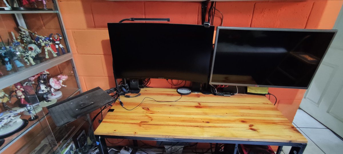 Hikekura's tweet photo. It’s a holiday today, so I guess it’s time to clean up the “command center” a bit.
#HolidayMode #DevLife #CommandCenter https://t.co/aTqVBvO621
