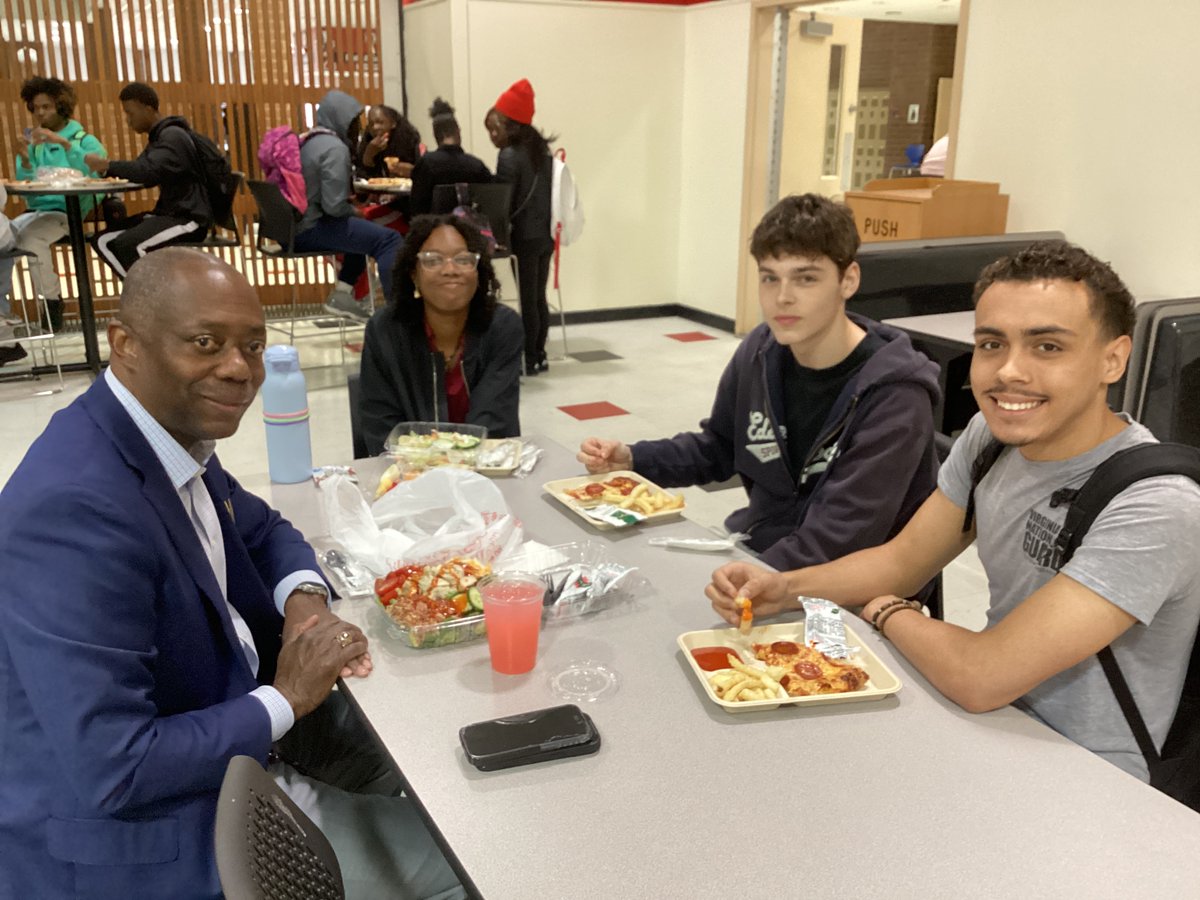 ManorHS757's tweet photo. Superintendent @ebracyPPS stopped by to have lunch with Manor's PPS student rep Larry McNeil (far right). Mark & Kyleigh decided to add to the conversation. #PPSShines @PortsVASchools https://t.co/vaGqXyt6dJ