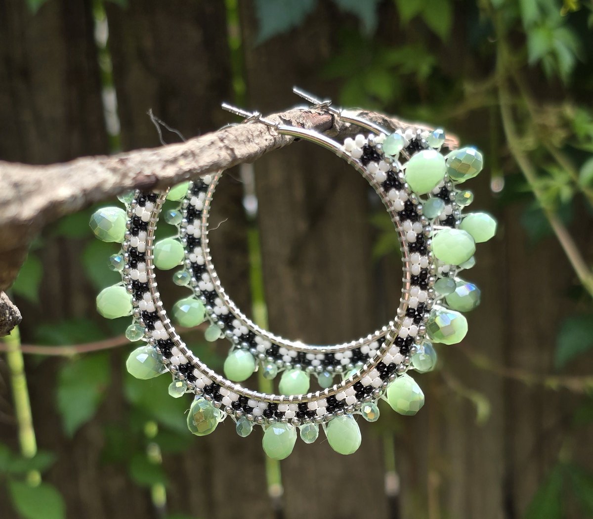 beauxbeautyblog's tweet image. Art Deco... beaded hoop earrings available in my Et$y shop at tidd.ly/6414bf00 w/ FREE US shipping! Kukwstumckacw- thank you for looking! 💚🖤🤍 #AlaskaNative #FirstNations #NativeMade