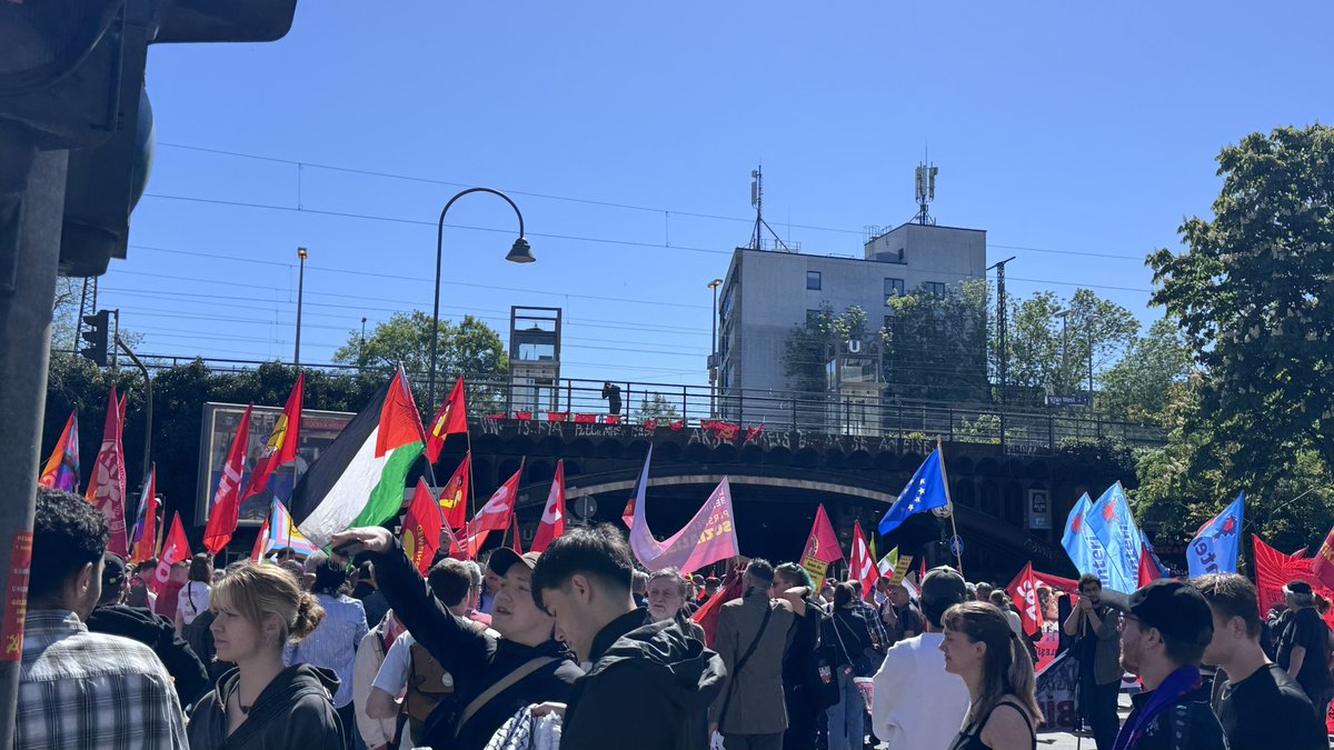 LoveGuerillero's tweet photo. ❤️🖤#Köln #k0105 #1Mai 
#TagDerArbeit #1MaiAntisemitenfrei 
Wenn du denkst das du zur 
1 Mai Demo gehst und doch nur wieder auf eine ,,Pro Pali“ Demo gelandet bist. Für den Arsch . Das @bgabonn war dabei und Haltung gezeigt.

@KoeAntifa161 @bgabonn @AntifascistaBRS @161debunk @Baghi161 @klarekante_cgn @CityofHopeKoeln @ASB_NRW @bga_koeln @leah_youn @MartinHeil9 @bgabonn @unsoerioes @yoga_and_more @KolnOmas