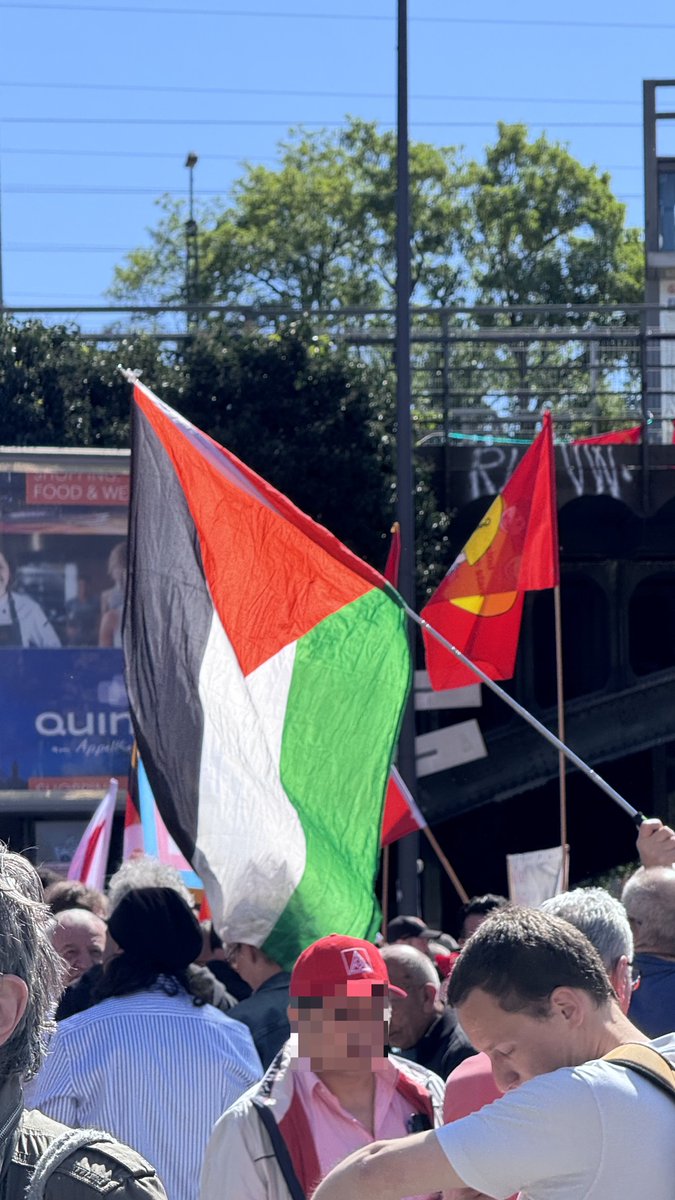 LoveGuerillero's tweet photo. ❤️🖤#Köln #k0105 #1Mai 
#TagDerArbeit #1MaiAntisemitenfrei 
Wenn du denkst das du zur 
1 Mai Demo gehst und doch nur wieder auf eine ,,Pro Pali“ Demo gelandet bist. Für den Arsch . Das @bgabonn war dabei und Haltung gezeigt.

@KoeAntifa161 @bgabonn @AntifascistaBRS @161debunk @Baghi161 @klarekante_cgn @CityofHopeKoeln @ASB_NRW @bga_koeln @leah_youn @MartinHeil9 @bgabonn @unsoerioes @yoga_and_more @KolnOmas