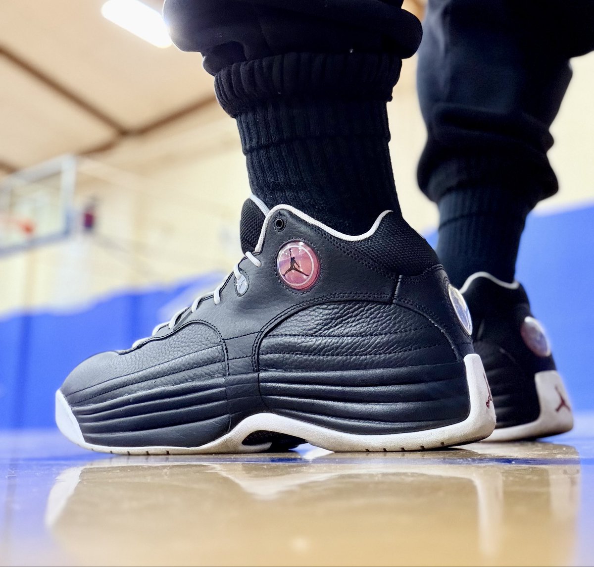 kb8thekid's tweet photo. Every time i wear something from my high school years, i can’t help but sit and remember 96-2000 and what an amazing run sneakers had during that time. Team Jordans for the day @Jumpman23 #wdywt #kotd #teamjordan #goldenera #jordan #mj #nike @Nike @nikebasketball https://t.co/M5xrHUOV8C