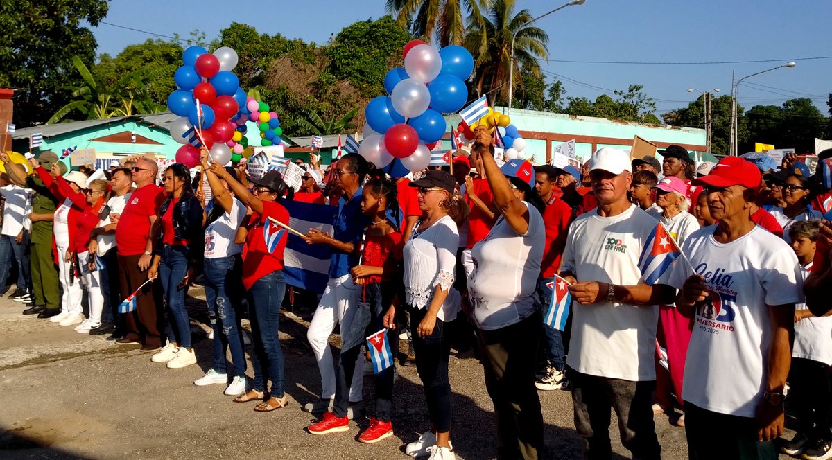 CAM_Media_Luna's tweet photo. Media Luna en 1️⃣ro de Mayo🇨🇺 https://t.co/ipnovcevDO