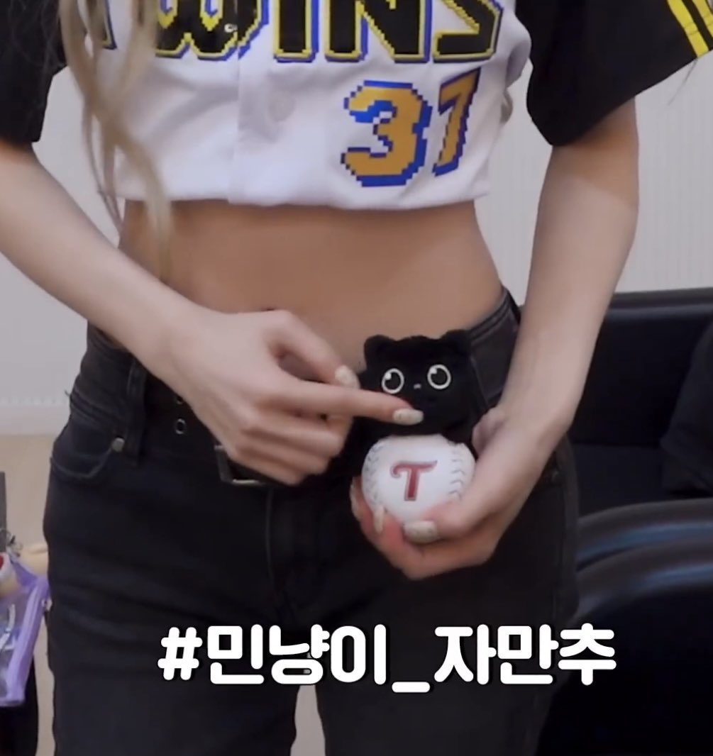 mnnanomy's tweet photo. 밍냥이 닮았다면서 쿡쿡 찌르고 쪼물쪼물 괴롭히는거 뭐야 🤭 https://t.co/xEpEf35Ayc