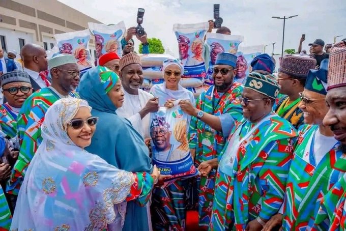 ElitesAfrica's tweet image. “Nigerians are not beggars”  

- Atiku Abubakar slams Remi Tinubu’s ₦1.2 billion rice palliative for Northern Nigeria

#air #funke