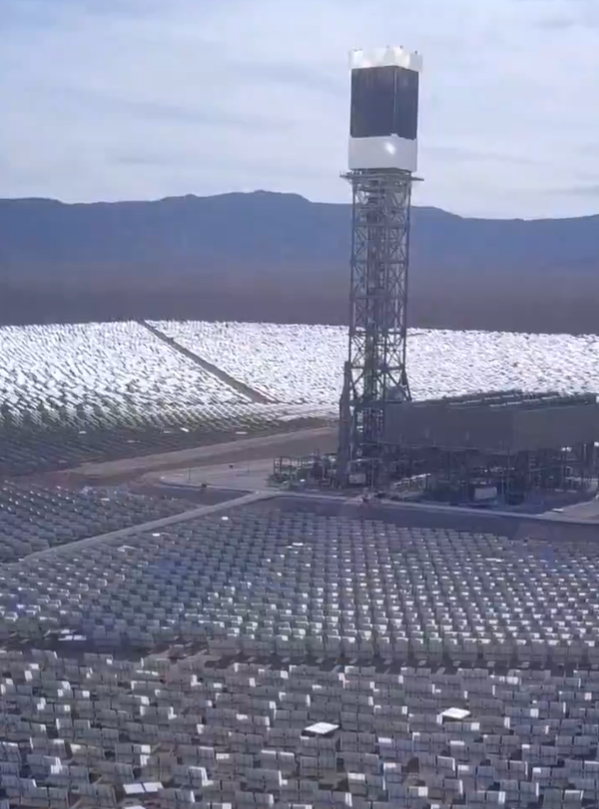 L'impianto solare da 2,2 miliardi di dollari della California sta chiudendo.

L'impianto solare Ivanpah nel deserto del Mojave è ora un caso di studio su una tecnologia fallita e rischi ambientali.

E' stato costruito grazie a fondi pubblici pari 1,6 miliardi di dollari nel 2014.