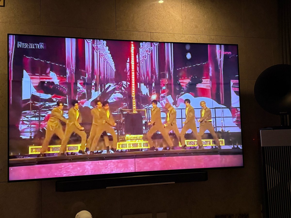 deobimom's tweet photo. eric currently watching the concert ♡

#ERIC #에릭 https://t.co/kg3TNzJz7p