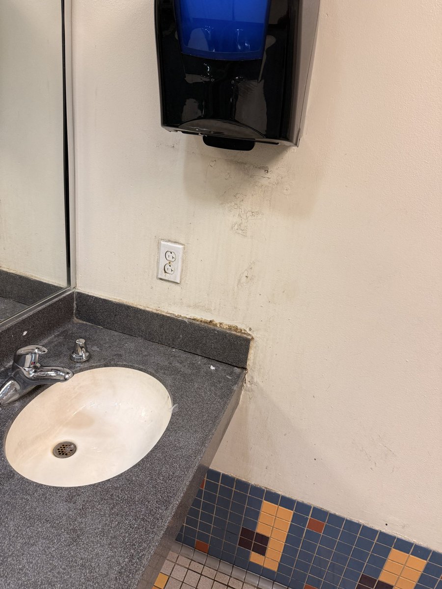 AlNuke's tweet photo. @LAFitness I’m really considering changing gyms THIS is unacceptable you already have outdated equipment in Morrow and Stockbridge  GA locations but it really feels like a YMCA gym look at this https://t.co/hp4KtqKoNs