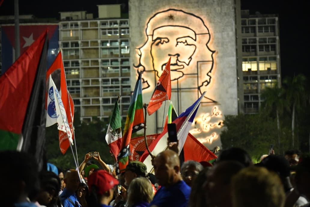 Ernesto_RHdez's tweet photo. Los trabajadores de las #Comunicaciones participamos este #1Mayo en los desfiles y tribunas abiertas contra el bloqueo imperialista, por la paz y la soberanía. ¡Unidos en defensa de la Patria Socialista! #LaPatriaSeDefiende #ComunicadoresDelCentenario
#100AñosConFidel https://t.co/43U4xOd8mC