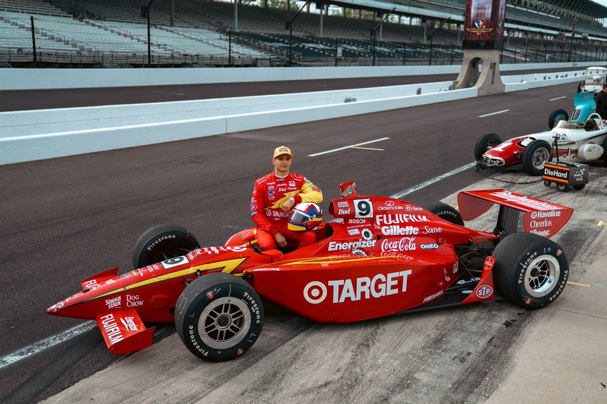 Formula360es's tweet photo. 🤩#INDYCAR Como diría aquel... gallina de piel, Álex Palou montado en el Ganassi con el que Juan Pablo Montoya ganó las 500 Millas de Indianapolis del año 2000, qué colores más míticos... https://t.co/61pN7n8kCR