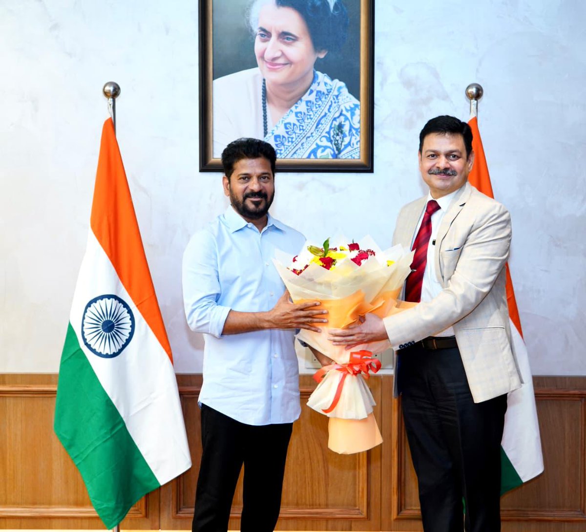 revanth_anumula's tweet photo. నూతనంగా పదవీ బాధ్యతలు చేపట్టిన సీనియర్ ఐపీఎస్ అధికారులు శ్రీ తరుణ్ జోషి, శ్రీమతి సుమతి, శ్రీ డీఎస్ చౌహన్, శ్రీమతి శిఖా గోయల్, శ్రీ షానవాజ్ ఖాసీం మర్యాదపూర్వకంగా కలిశారు.

#IPSOfficers
#PoliceLeadership
#PublicService
#TelanganaPolice https://t.co/9Exi3bbmtt