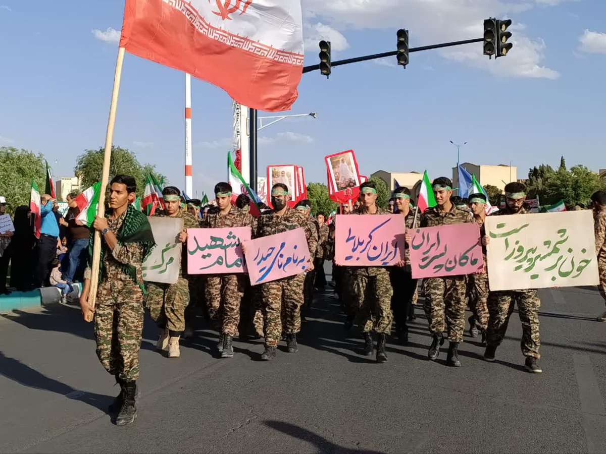 نهم اردیبهشت، میدان امام حسین یزد؛
جمعی از مردم از هر قشر کنار هم ایستادند تا یک پیام ساده را فریاد بزنند:
ایران یعنی همدلی، یعنی ایستادن کنار هم.

#یزد_جانفدا