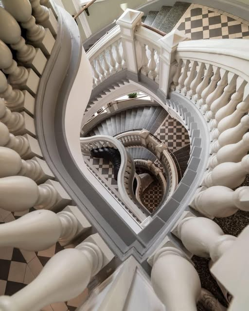 Claudia_Zahn's tweet image. The Finnish Museum of Natural History in Helsinki.
A magnificent spiral staircase connects the various exhibition spaces.
By #TheDecorativeWorldOfShellArtistry 
#Architecture #Design #Style #Nature #Art #Artist #Photo #Photographer #Urbanism #City #Village #Staircases #History