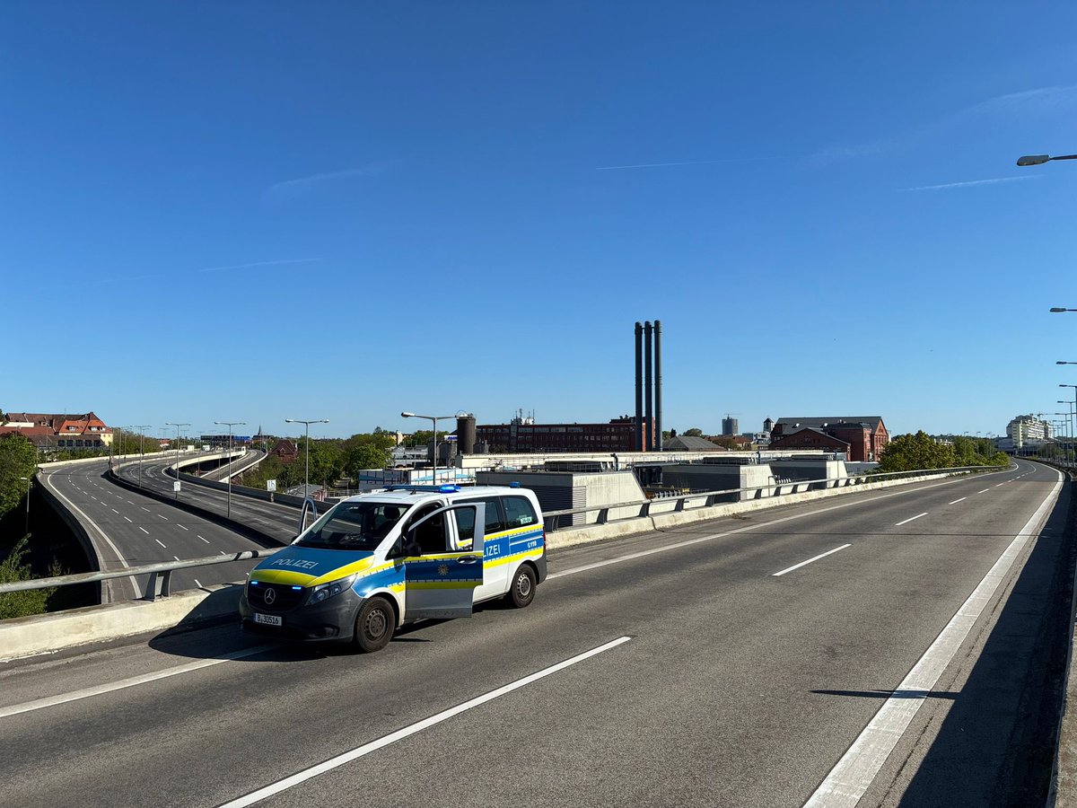 PolizeiBerlin_E's tweet image. #Update: 
Die Sperrung der A100 zwischen Halenseestraße und Autobahnkreuz Schöneberg ist aufgehoben.

Die Fahrbahn ist in beide Richtungen wieder für den Fahrzeugverkehr freigegeben. Bitte fahren Sie weiterhin vorsichtig und achten Sie auf den einsetzenden Verkehr.
#b0105