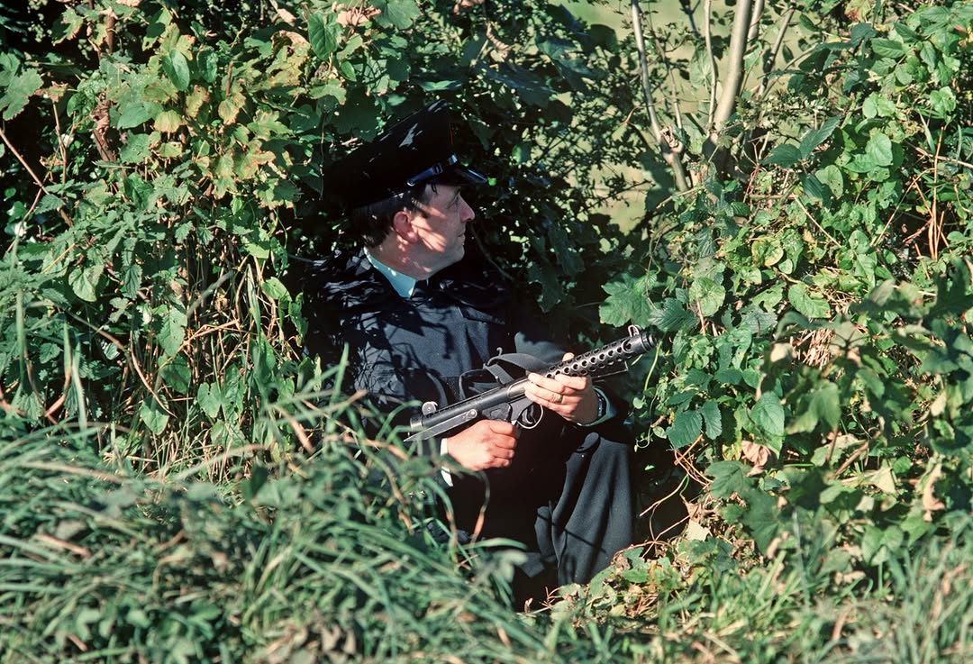 Cairnlodge1's tweet image. 1970s "The Border" around County #Tyrone. An #RUC "Royal Ulster Constabulary"  Officer takes cover in the hedges. The RUC were awarded the #GC George Cross in 1999 (Presented in 2000) by our Queen Elizabeth II. ☘️