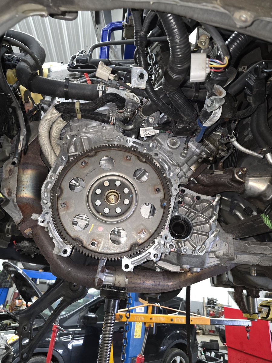 carfxr123's tweet image. #Toyota seems to think you gotta pull pull the motor out of this #Sienna in order to replace the #transmission, they give you 24hrs to do it. How bout 8hrs and leave the engine in?